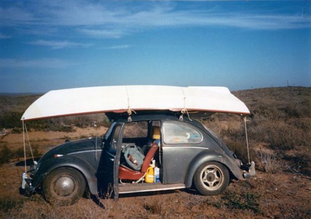 荷物満載の最初のフォルクスワーゲン・ビートル。Photo: Joe Curren