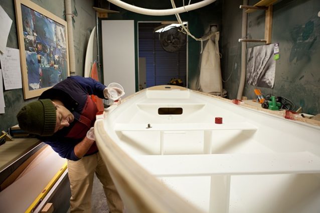 船縁の塗装準備。Photo: Kanoa Zimmerman