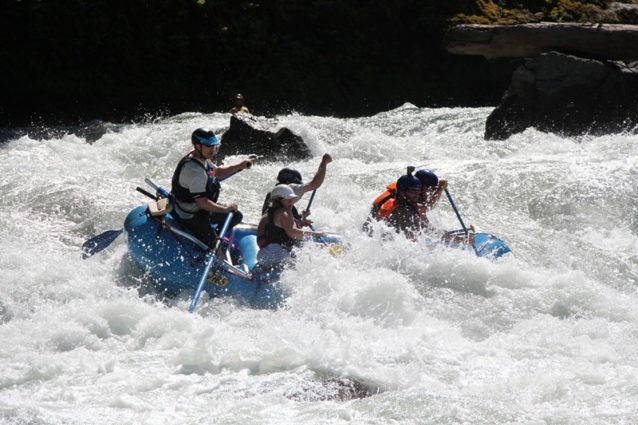 新たに「That Dam Rapid(4級)」と名付けられた旧ダム地を突破する。船首にいる漕ぎ手はドロップ寸前の僕。Photo: Olympic Raft & Kayak