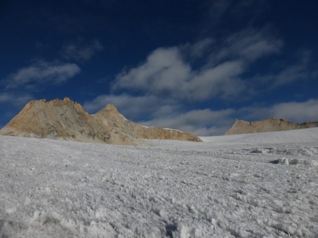 氷河上より。右がマンセイル峰(6,242メートル)、左がマンセイル南峰(6,251メートル)写真:谷口 けい