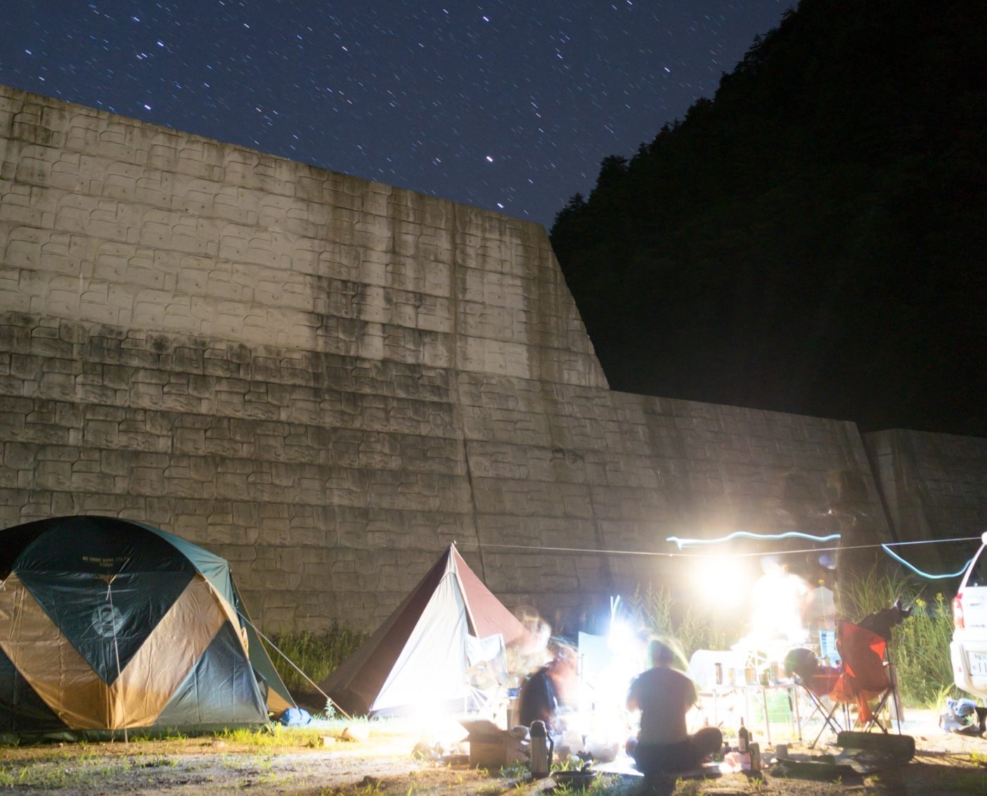 美しい星空の下。その野営地に立ちはだかる砂防ダム。
