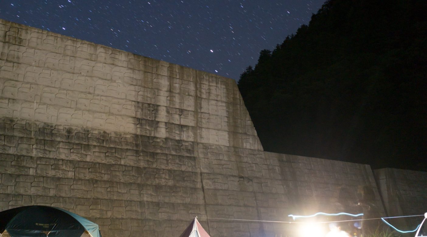 美しい星空の下。その野営地に立ちはだかる砂防ダム。