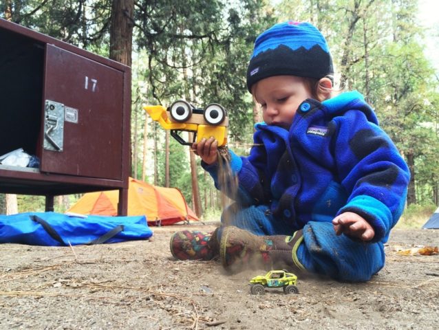 マイクロD・パンツの「土抵抗力」を試すフィッツ。Photo: Rebecca Caldwell
