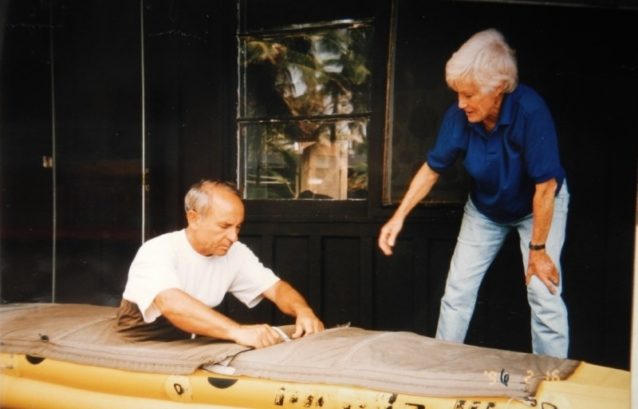オードリーのインフレータブル・カヤックを見せてもらうイヴォン・シュイナード。Photo: Chouinard Collection