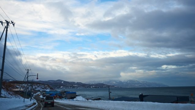 長い移動のあと早朝に眠気まなこでこの道を走るのも四度目。狩場山の姿は雲に隠れてはいるものの、明日か明後日は晴れるだろう。チャンスは必ずあるはずだ。メンバーのスケジュール調整が大変だった今回、ようやく山に集中できるときが来た。島牧村付近。写真:松尾憲二郎/アフロスポーツ