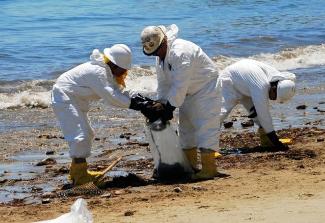 カリフォルニア州サンタバーバラ郡で起きた最近の流出事故のあと、訓練を受けた作業員がビーチで原油にまみれた残骸を除去する。Photo: Linda Krop/Environmental Defense Center