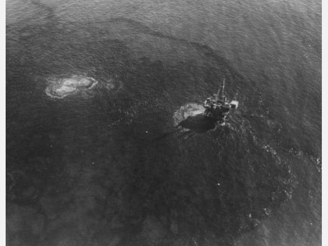 1969年のサンタバーバラの原油流出事故の際に汚染を引き起こした油田坑の付近で太平洋表面に浮かび上がる原油(左上)の空中写真。Photo: U.S. Geological Survey