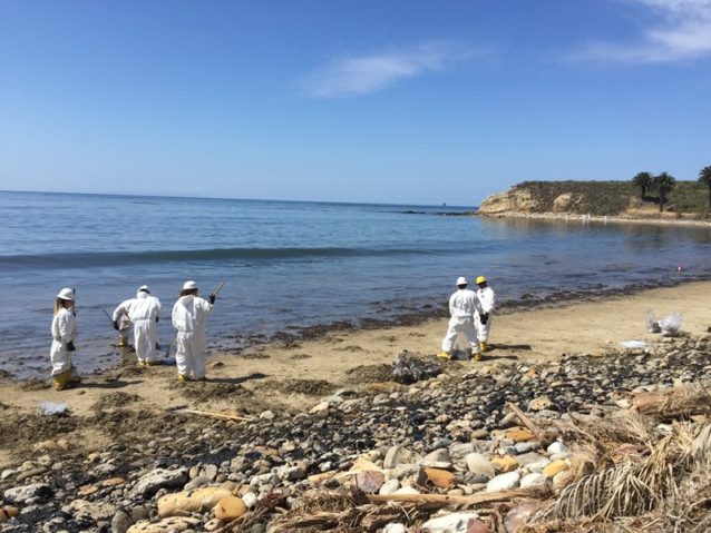 2015年5月19日、サンタバーバラ郡のビーチの近くで原油パイプラインが破裂。歴史が繰りかえされる。Photo: Maggie Hall/EDC