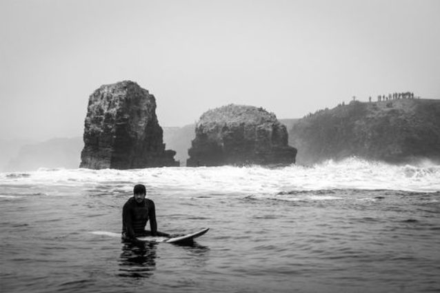 プンタ・デ・ロボスのモロスの外でボードに座るラモン(この眺めは通常ビッグウェーブサーファーにしか見ることのできないもの)。プンタ・デ・ロボスは今秋「ワールド・サーフィン・リザーブ」となりますが、やるべきことはまだたくさん残されています。ぜひ寄付について今日ご検討ください。Photo: Rodrigo Farias Moreno