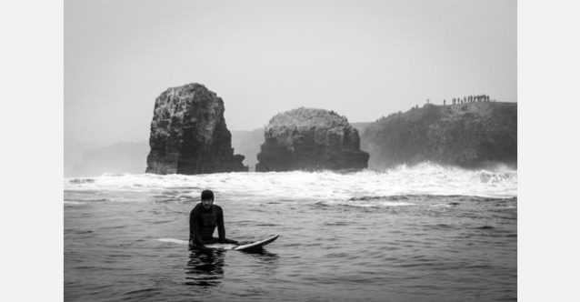 プンタ・デ・ロボスのモロスの外でボードに座るラモン(この眺めは通常ビッグウェーブサーファーにしか見ることのできないもの)。プンタ・デ・ロボスは今秋「ワールド・サーフィン・リザーブ」となりますが、やるべきことはまだたくさん残されています。ぜひ寄付について今日ご検討ください。Photo: Rodrigo Farias Moreno