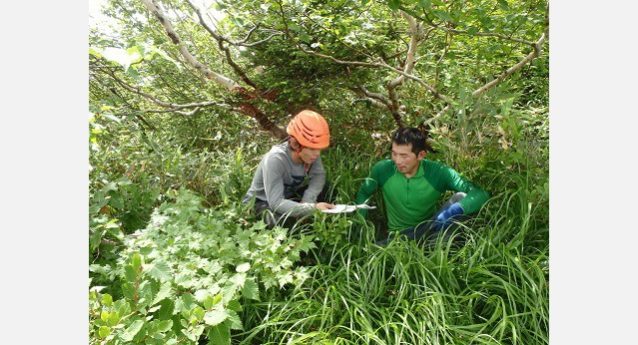 サンナビキ前衛峰で身の振り方を議論する。写真:谷口けい