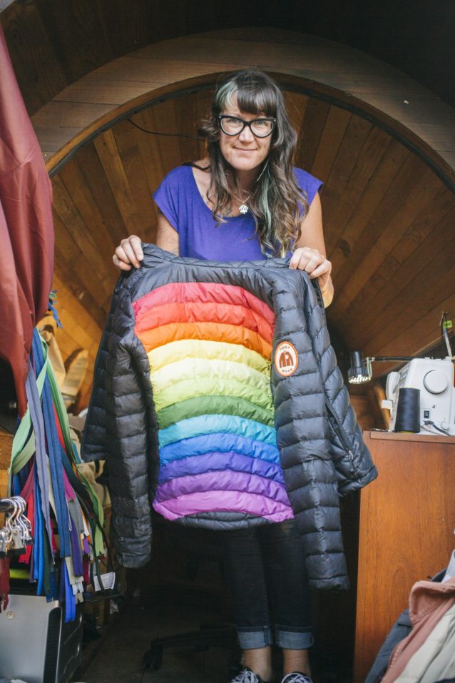 アメリカのWorn Wearイベントでは、お越しいただいた人びとに2種類の衣類の修理方法を提供しました。ラックからユーズド衣類を選び、ご自身で修理していただくか(修理済みの製品は無料提供)、所有しているものをご持参いただき、私たちが修理しました。Photo: Donnie Hedden