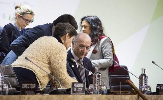 COP21のローラン・ファビウス議長とチームが夜遅くの交渉を統括。Photo: Kodiak Greenwood
