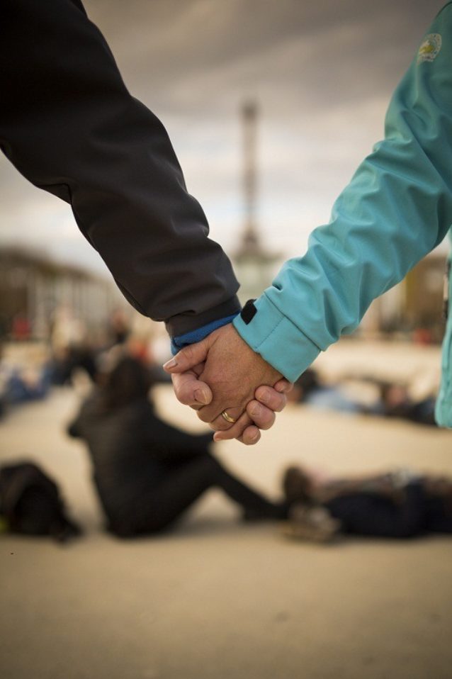 COP21のローラン・ファビウス議長とチームが夜遅くの交渉を統括。Photo: Kodiak Greenwood