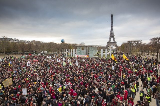 15,000人の威力。 フランス政府は安全保障上の懸念により会議初頭に公共での集会を禁止したが、それがこの集会をさらに感銘を与えるものにした。Photo: Kodiak Greenwood