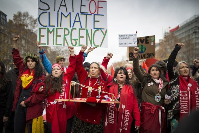 シャンゼリゼ通りを進むレッドライン抗議デモ。Photo: Kodiak Greenwood