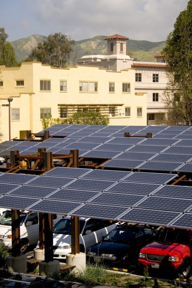 パタゴニア本社の太陽光発電パネルは私たちが使う電力の一部を供給し、また社員の車のための日陰となる。カリフォルニア州ベンチュラ Photo: Tim Davis