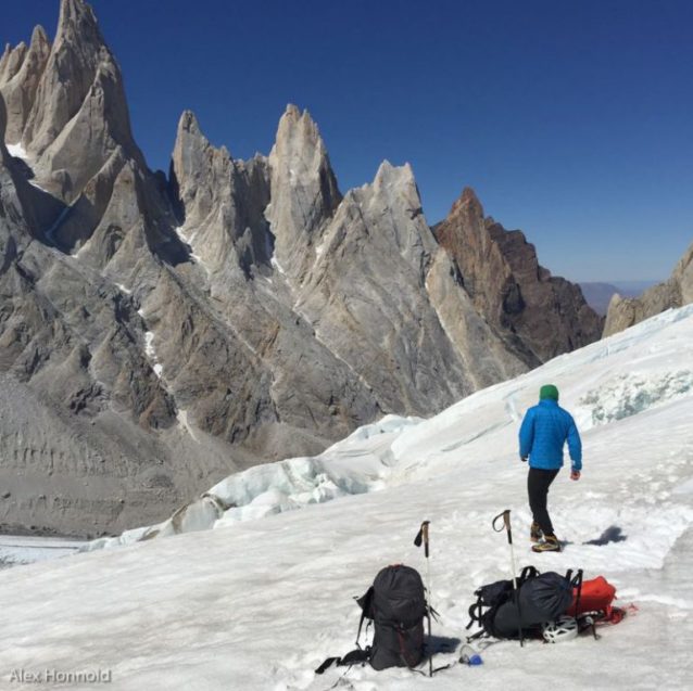 氷河のキャンプ地で天場を準備するコリン。Photo: Alex Honnold