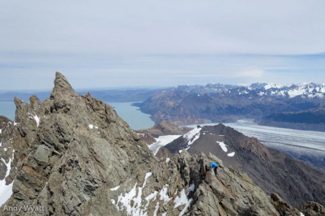 セロ・フエムルの真の山頂へトラバースするコリン。Photo: Andy Wyatt