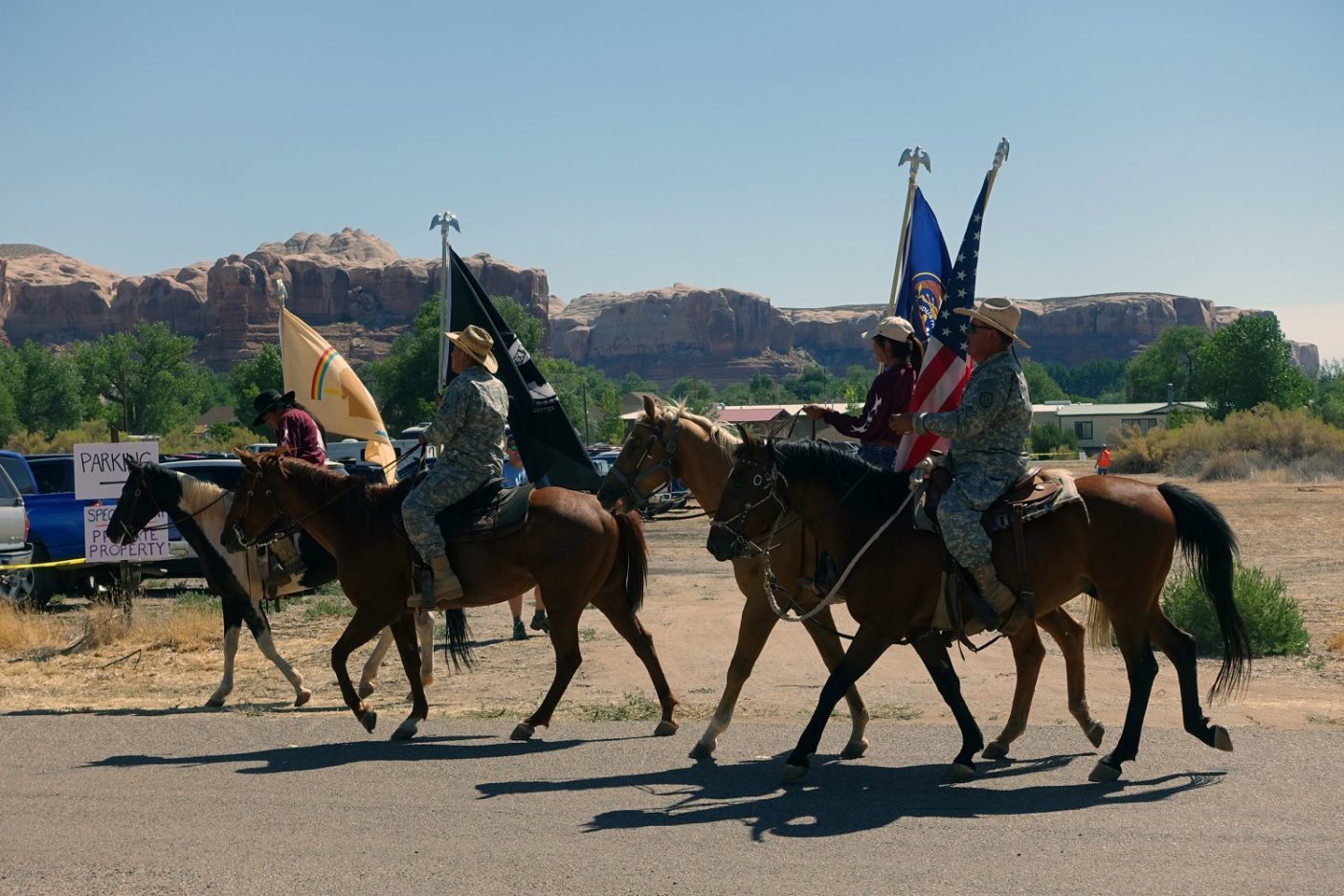 ベアーズ・イヤーズの〈インター・トライバル・コーリション〉からの退役軍人が馬に乗って参加。それは感情に訴える瞬間だった。Photo: Joe Ballandby