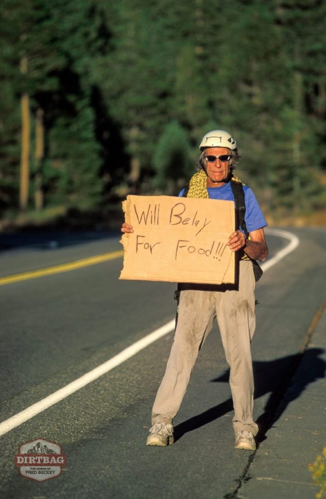 カリフォルニア州レイク・タホのラバーズ・リープ付近のハイウェイ50の脇でヒッチハイクするフレッド。 Photo: Corey Rich