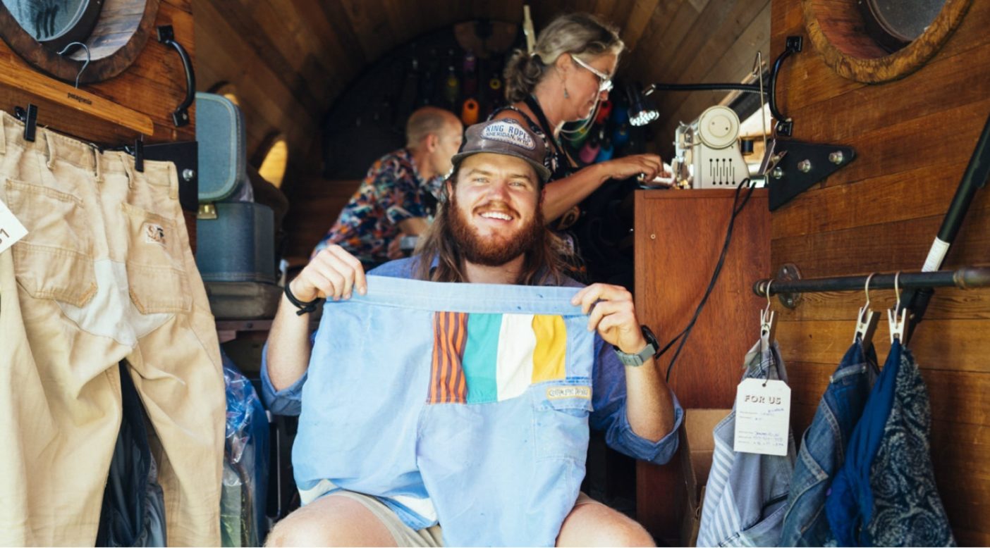 いちばんいいパンツ。バイオディーゼル燃料のWorn Wearトラック「デリア」の車内にて。 Photo: Donnie Hedden