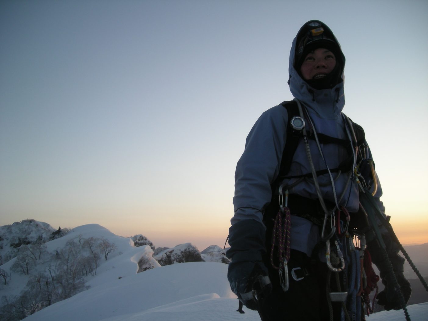 戸隠の稜線にて朝日を迎える。2009年3月 写真:鈴木啓紀