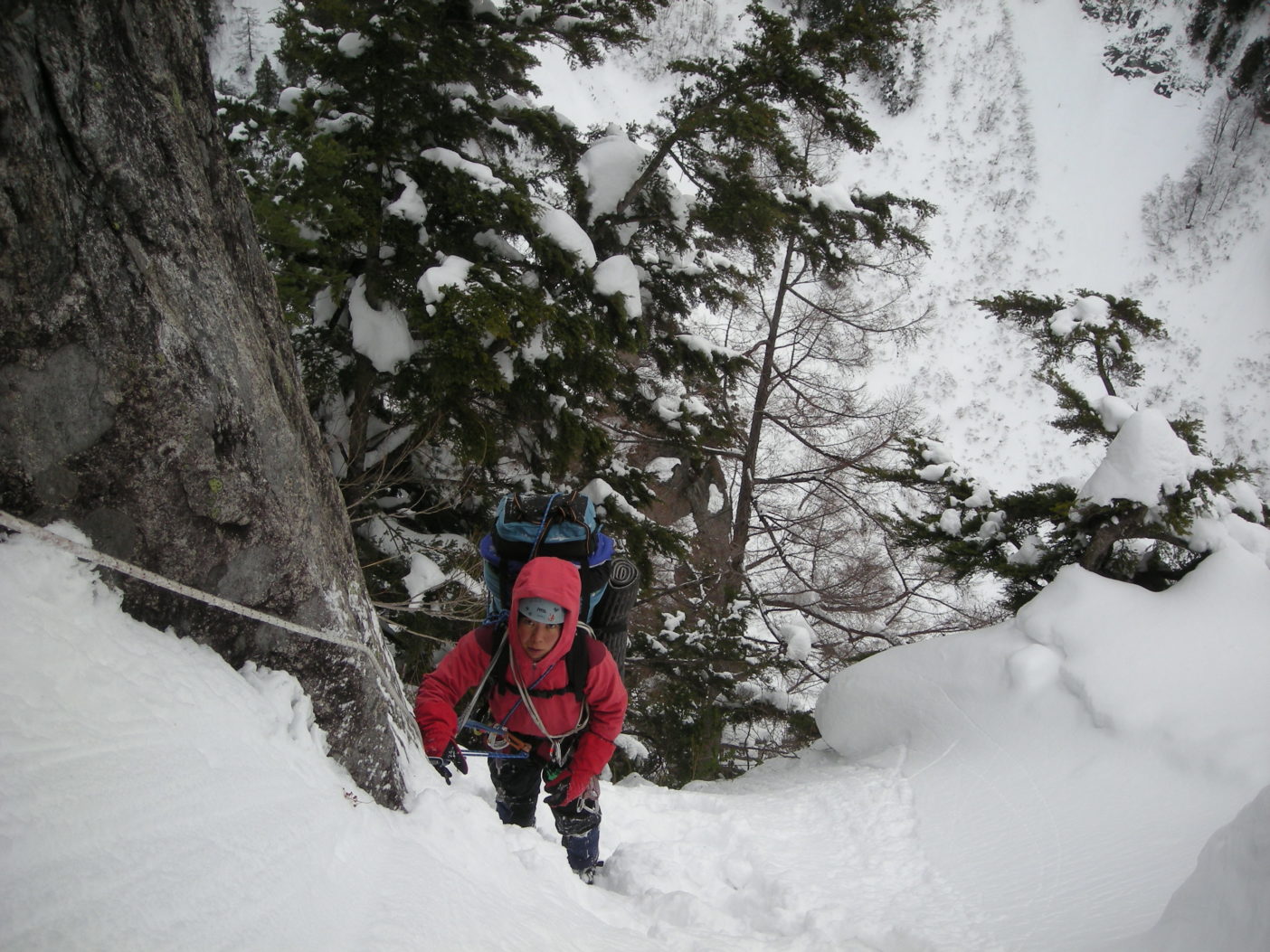 黒部丸山東壁、黒部横断挑戦中。2010年1月 写真:鈴木啓紀