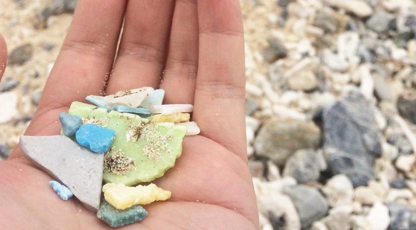 沖縄北部の嘉陽の浜で拾ったマイクロプラスチック。写真:赤井絵理