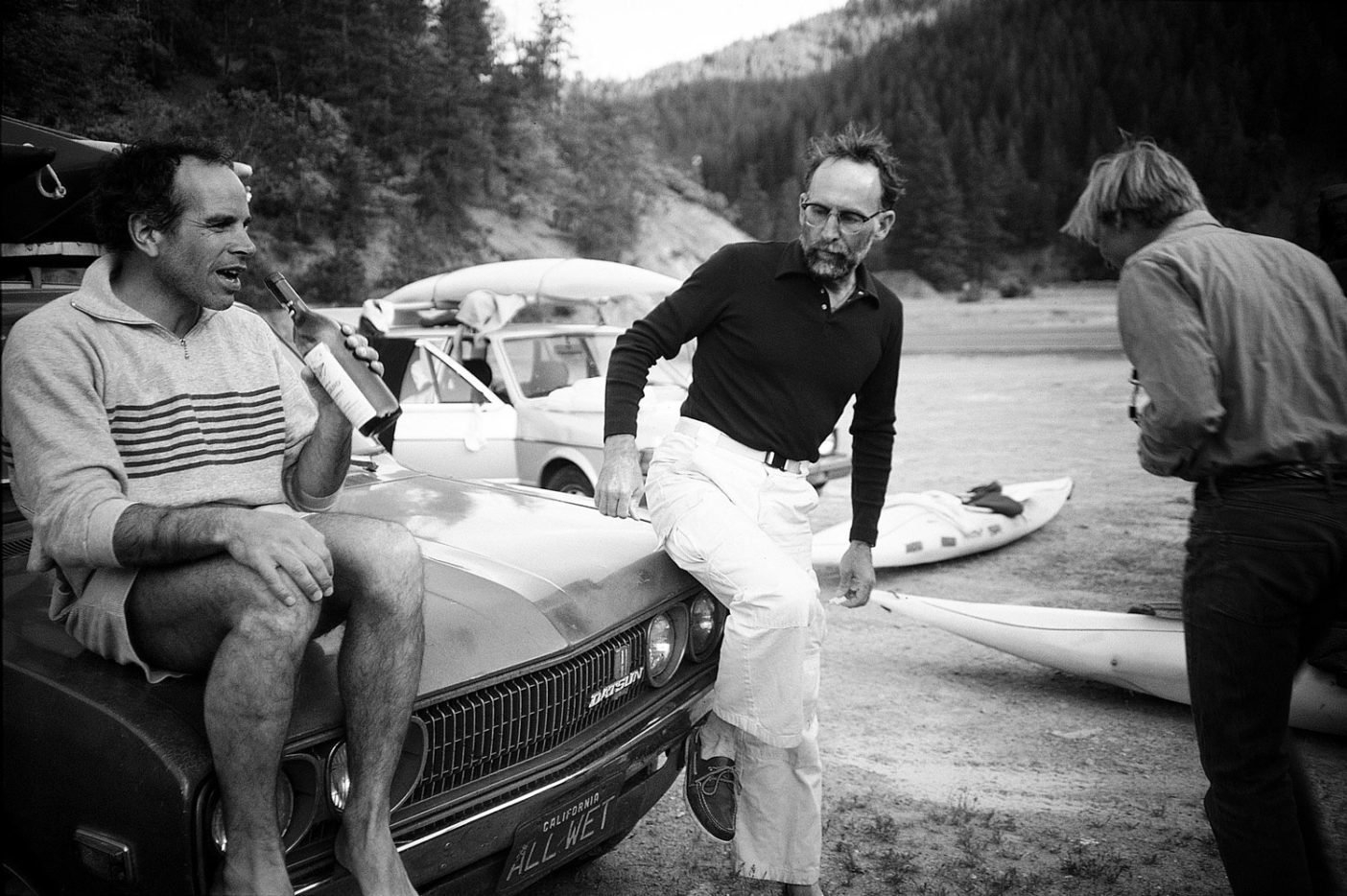 ダグ・トンプキンス(左)とロイヤル・ロビンス(中央)。数多のカヤックの旅のうちのひとつ。Photo: Patagonia Archives
