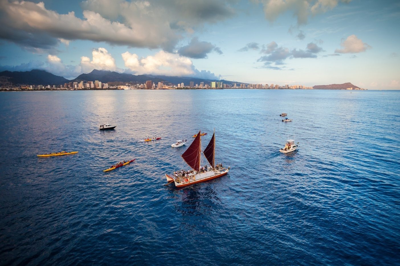 世界航海を前にハワイでの最終港となるヒロへ向かってホノルルを発つホクレア号。Photo: John Bilderback