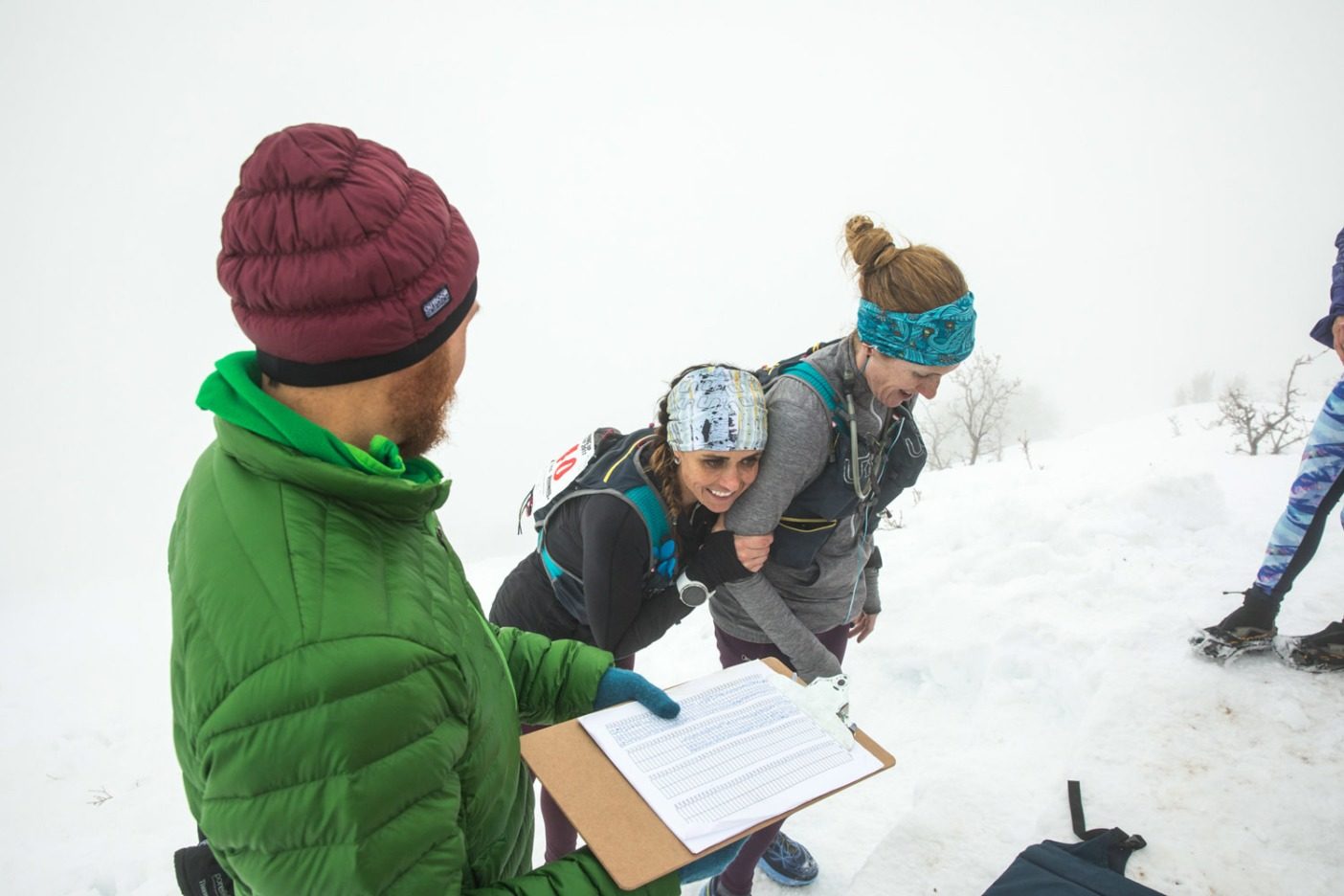頂上での笑いは次に控えている下山のあいだも興奮を持続させてくれる。Photo: Andrew Burr