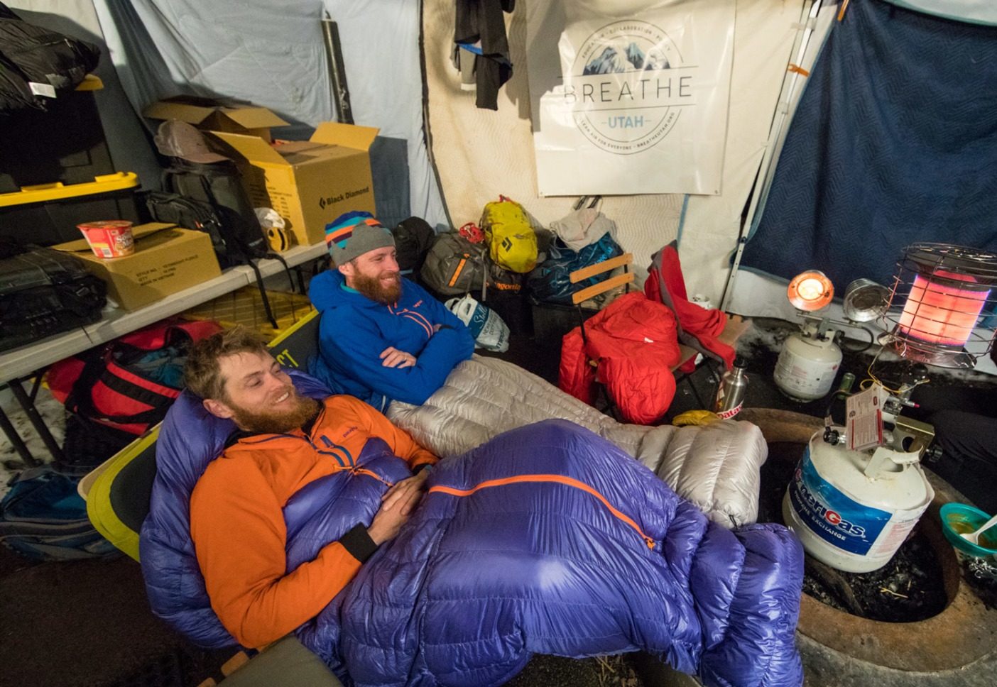 夜が更けるなか、暖かく過ごすルーク・ネルソンとタイ・ドレイニー。Photo: Andrew Burr
