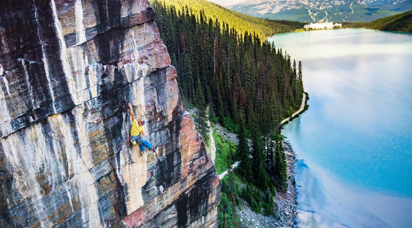 「ザ・パス(5.14r) 」上のアレックス、地上から 最初のトライ。カナダ、バンフ 国立公園、レイク・ルイーズ Photo: Ken Etzel