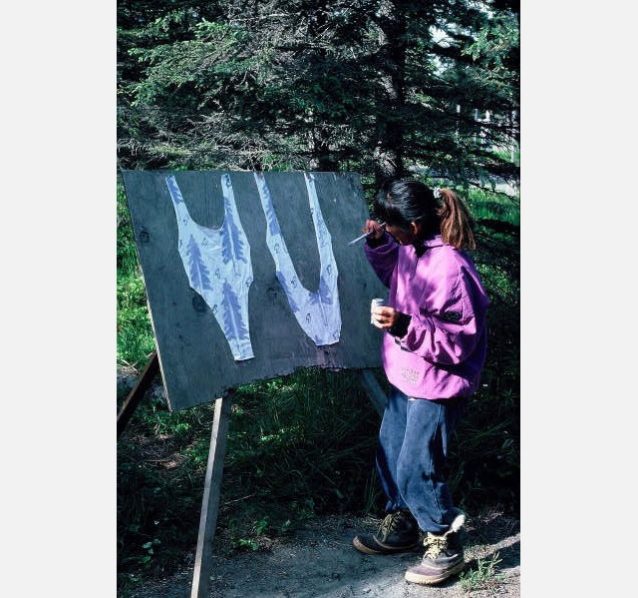 アラスカ、キナイ半島の小さな町カシロフのフィッシュキャンプ。毎日、フィッシングに行く仲間の限られた食材を駆使して食事を作り、遠くから水を持ってきてお皿を洗い、たまに洗濯もし、暇があるときはこうしてハンドペイント水着を作っていた。写真:岡崎友子