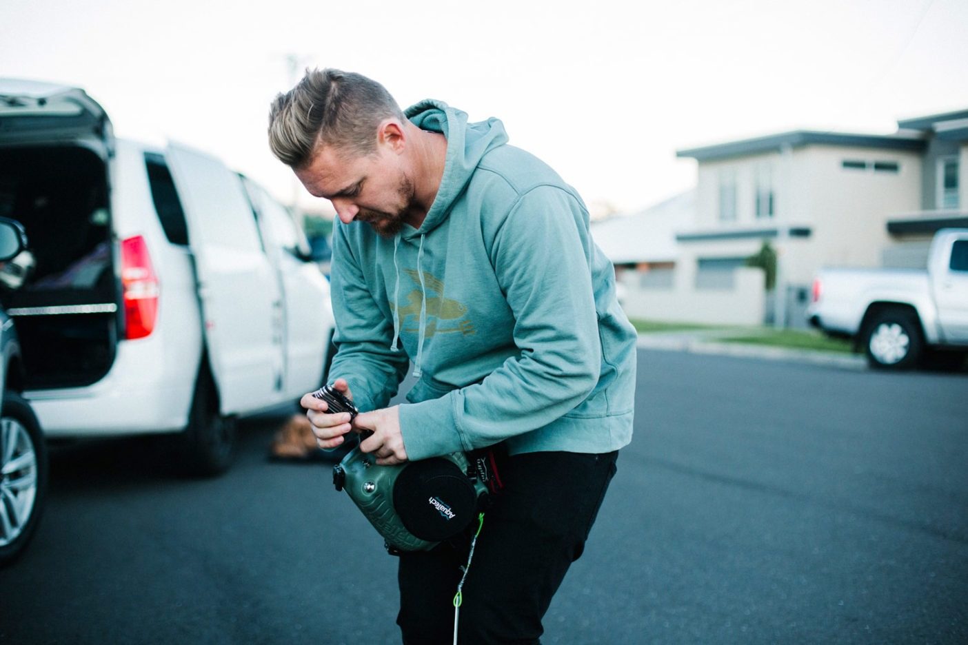 カメラのシステムのハッチを締めるレイ。彼が泳ぐのはフレンドリーとは言い難い海。Photo: Donnie Hedden