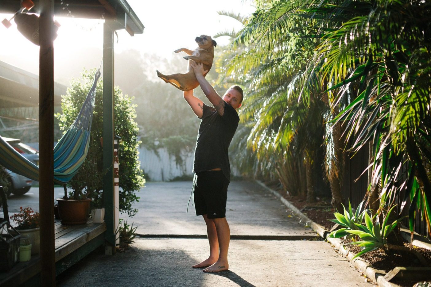 レイと大人気の彼の犬。Photo: Donnie Hedden