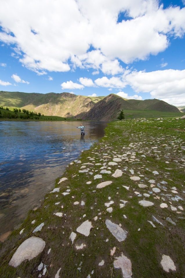 川岸に平たく横たわる石畳は、洪水が作り上げたほぼ完璧な広場。Photo: Andrew Burr
