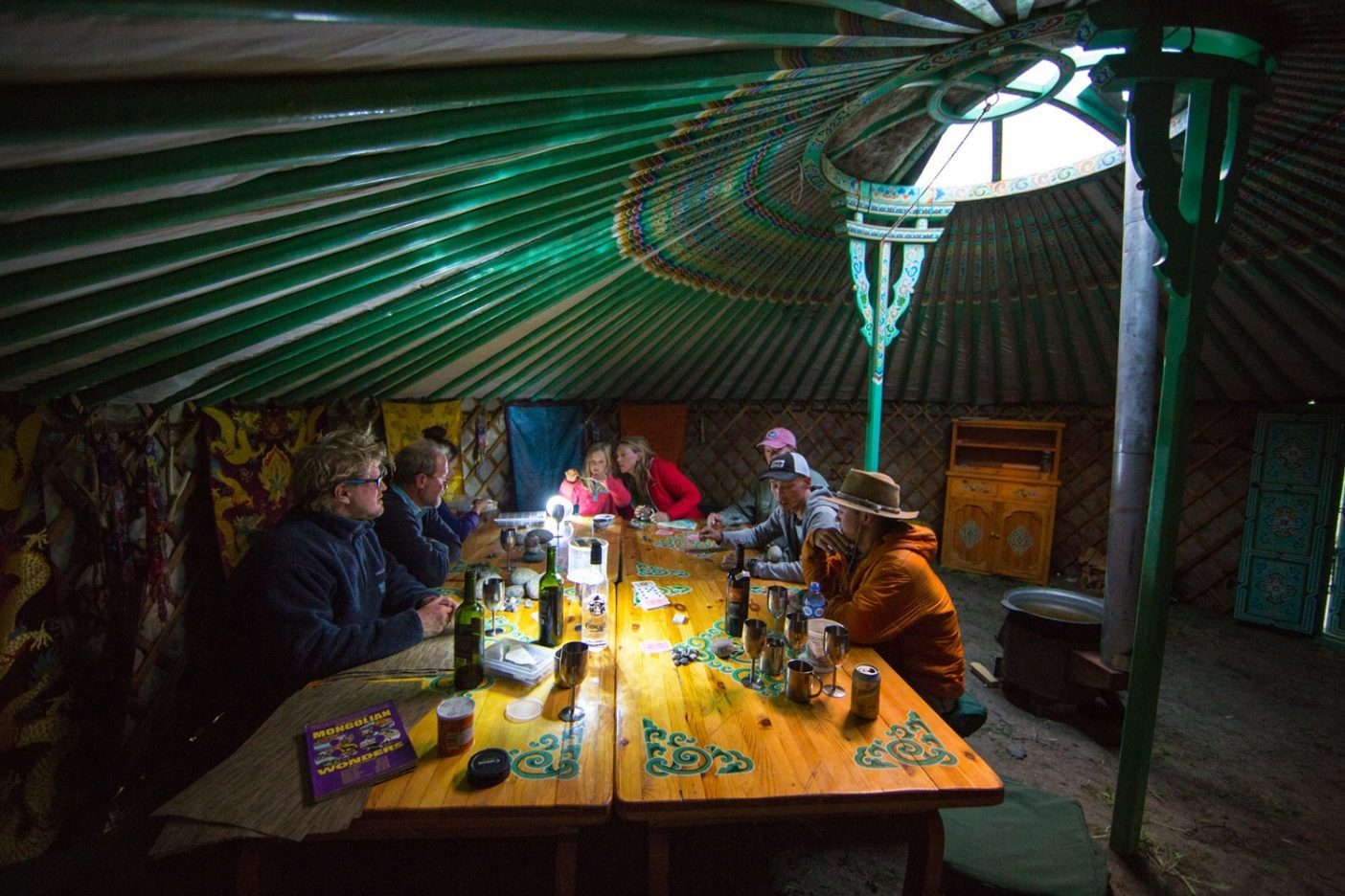 食堂用ゲルでは、おしゃべりとゲームと計画が飛び交う。Photo: Andrew Burr