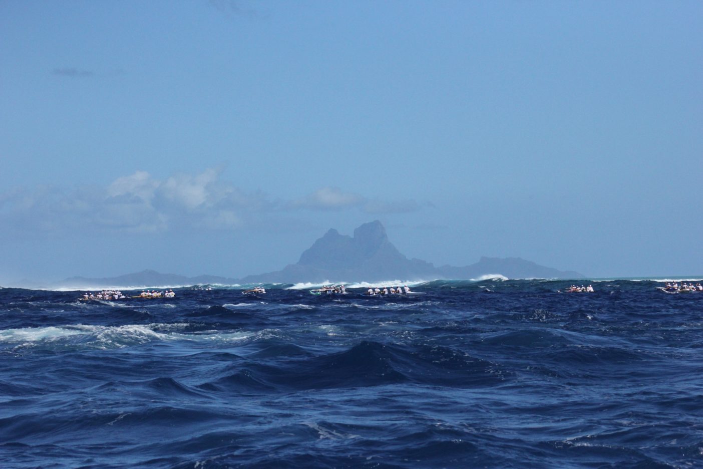 90艇のカヌー出場するHawaiki Nui Va’a 写真:金子ケニー