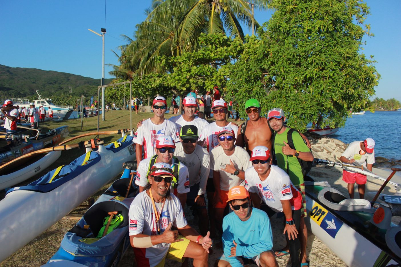 3日目、Taha’aからBora Boraに出発する前。クルーとテパさん 。写真:金子ケニー