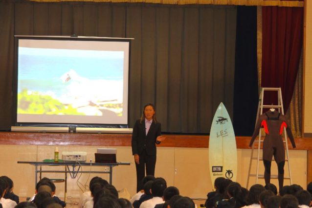 徳島県阿南市内の小学校での講演の様子。「夢に向かって~私が歩んできた道~」というタイトルで、海外での経験や、学んできたことを伝える活動も積極的に行なっています。写真:武知 実波