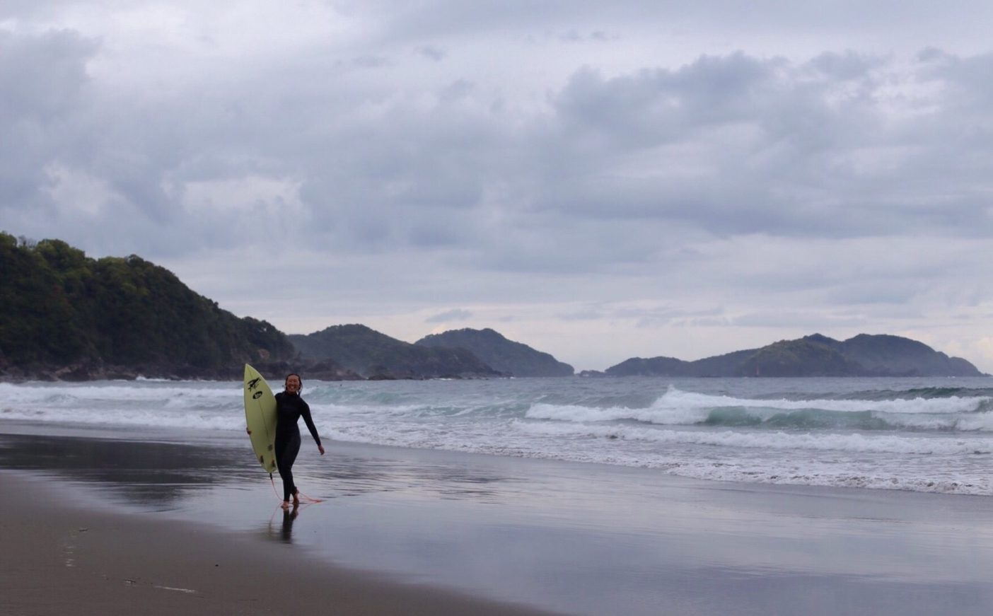 Surfing makes me happy! それが全ての動機。サーフィンに生かされる人生、それもまた良し。写真:武知 実波