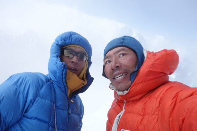 4日間の長い登攀の末にK7 Westの山頂に立つ長門(左)と横山(右)。写真:横山勝丘