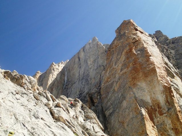 ルート下部は標高差1800メートルにもおよぶ急峻な岩稜をたどる。(5.11c/ A2)写真:横山勝丘