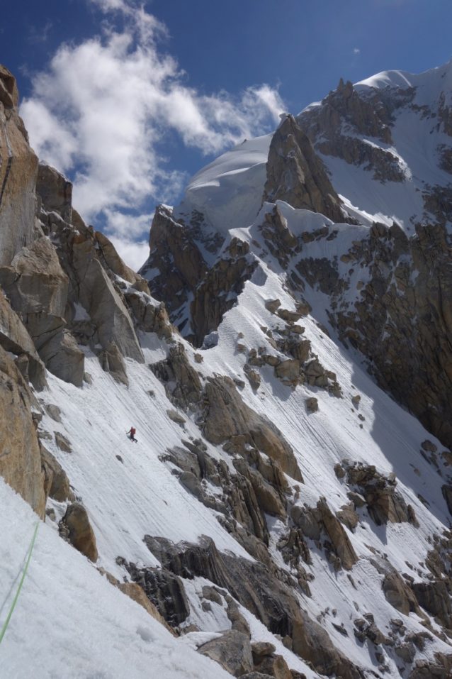 Badal Peakから先は一転、長大かつ複雑な雪と氷のリッジをたどる。写真:長門敬明