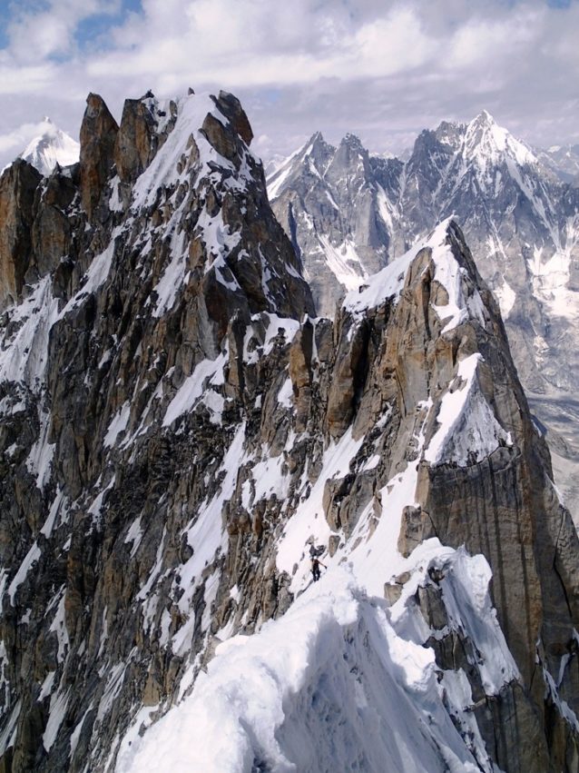 来し方を振り返る。Badal Peakからの雪稜は複雑極まりない。写真:横山勝丘
