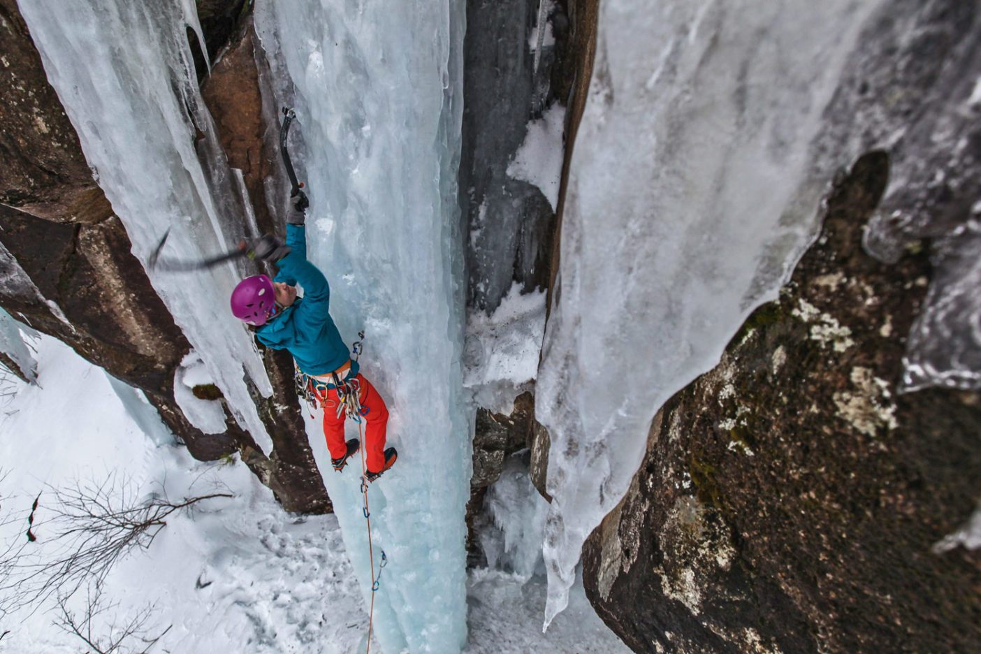 去年の冬、ニューハンプシャー州のフランケンシュタイン・クリフにて垂直の時間を過ごすマイカ。Photo: Robe Frost