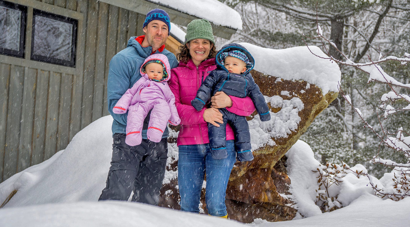 4月のニューハンプシャーの吹雪の中のマイカとピーター、キャズ、イレナ。Photo: Peter Doucette