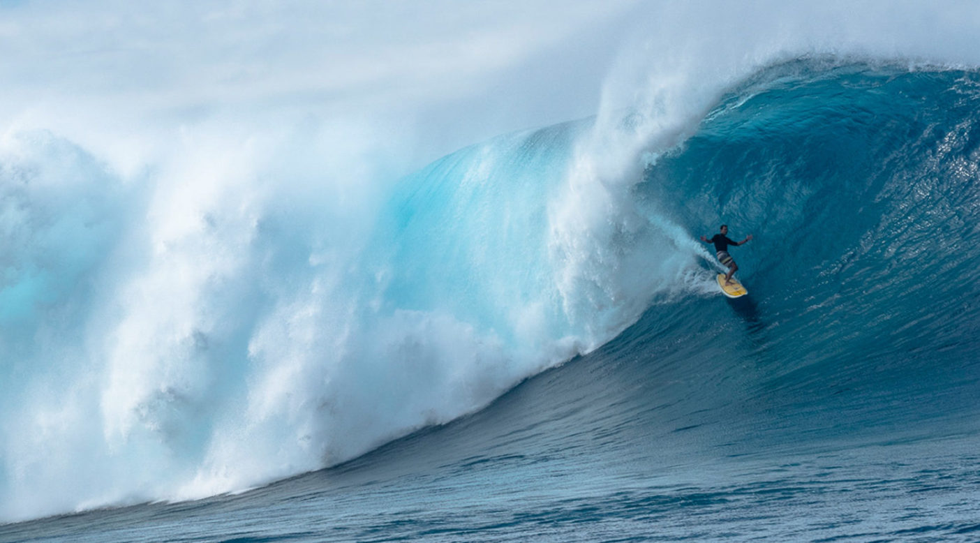 ハワイで完璧なラインをお披露目するマイク・ピーチ。Photo: Juan Luis De Heeckeren